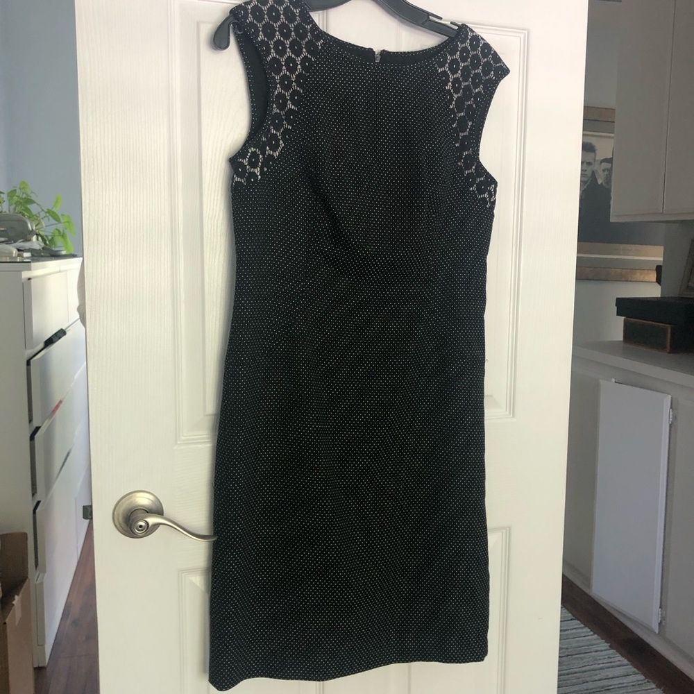 Beautiful dress, black & white with nice detail. Size 6